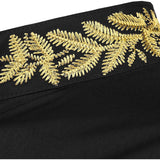 Paita, jossa on sinivalkoinen brodeeraus kauluksessa ja hihojen päässä